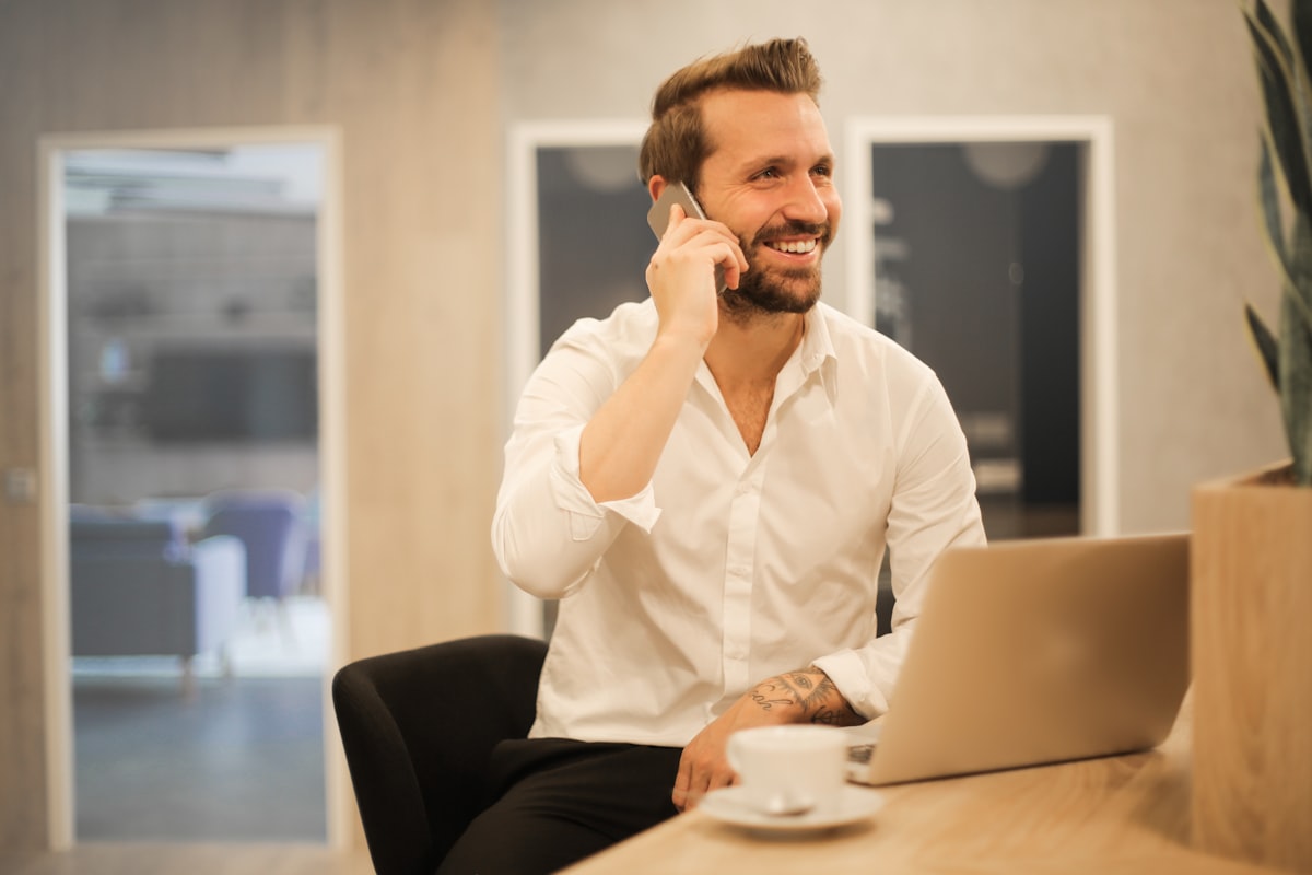 Un professionnel au téléphone dans un bureau